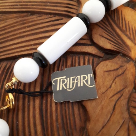 TRIFARI Lucite Necklace  Vintage TRIFARI with Tags Black White TRIFARI Costume - Picture 6 of 8